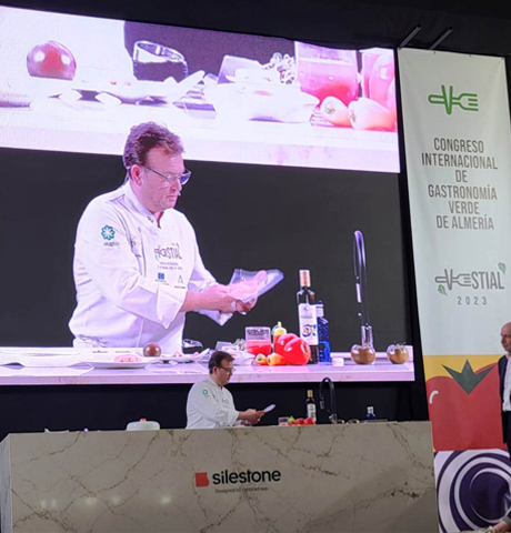 Chef Antonio Carmona preparando un plato en Hotel Restaurante Terraza Carmona en Vera, Almería