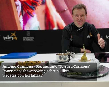 Chef Antonio Carmona preparando un plato en Hotel Restaurante Terraza Carmona en Vera, Almería