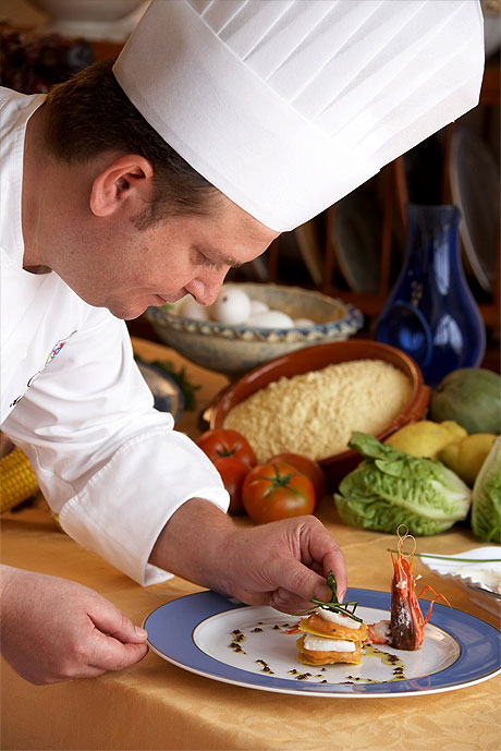 El Chef Antonio Carmona preparando Ajo colorado con raya y gambas de Almería